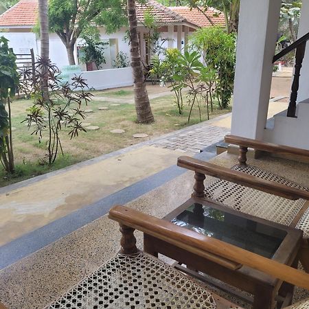 Galaxy Lounge Hotel Arugam Bay Buitenkant foto