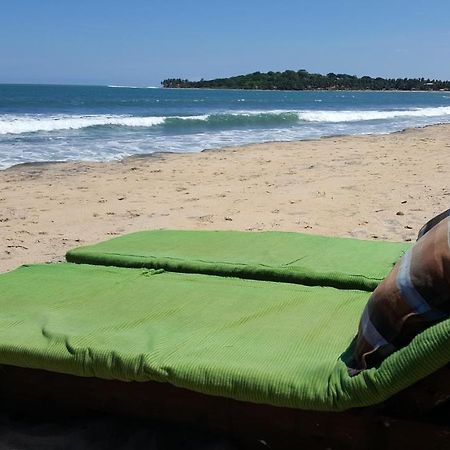 Galaxy Lounge Hotel Arugam Bay Buitenkant foto