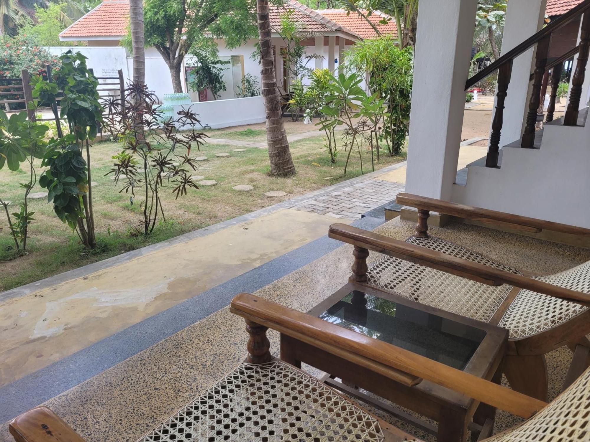 Galaxy Lounge Hotel Arugam Bay Buitenkant foto