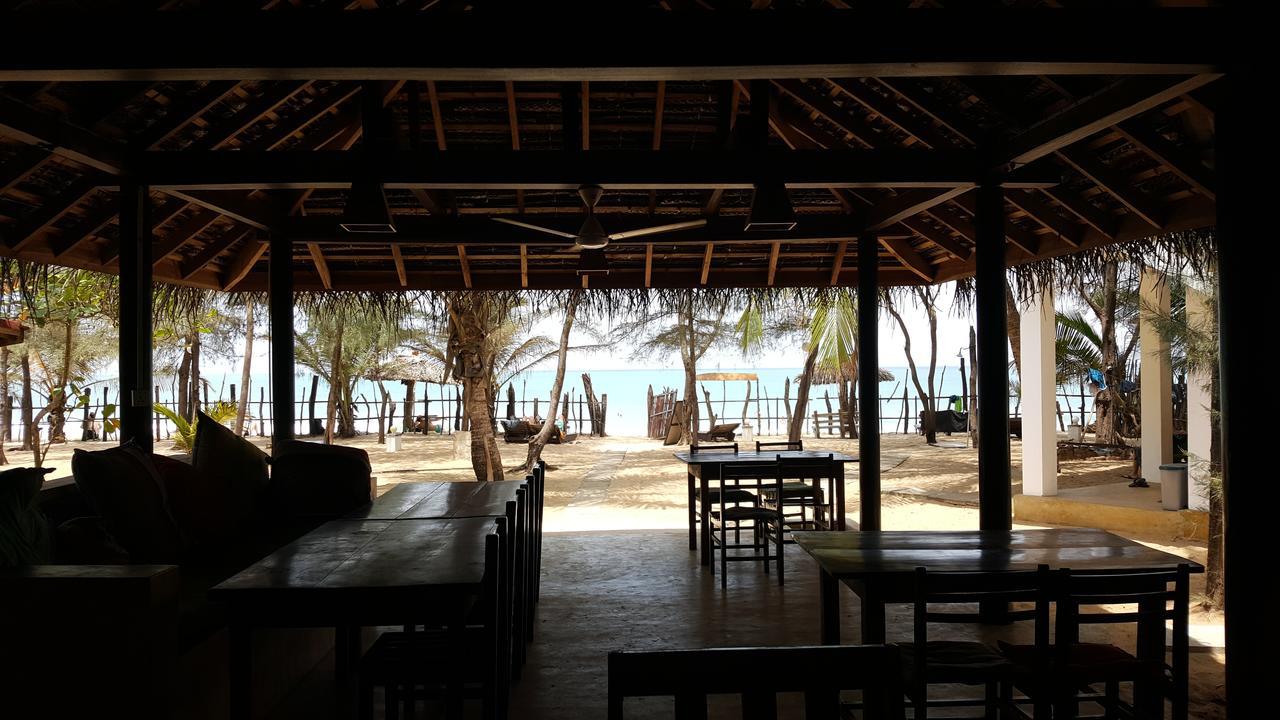 Galaxy Lounge Hotel Arugam Bay Buitenkant foto