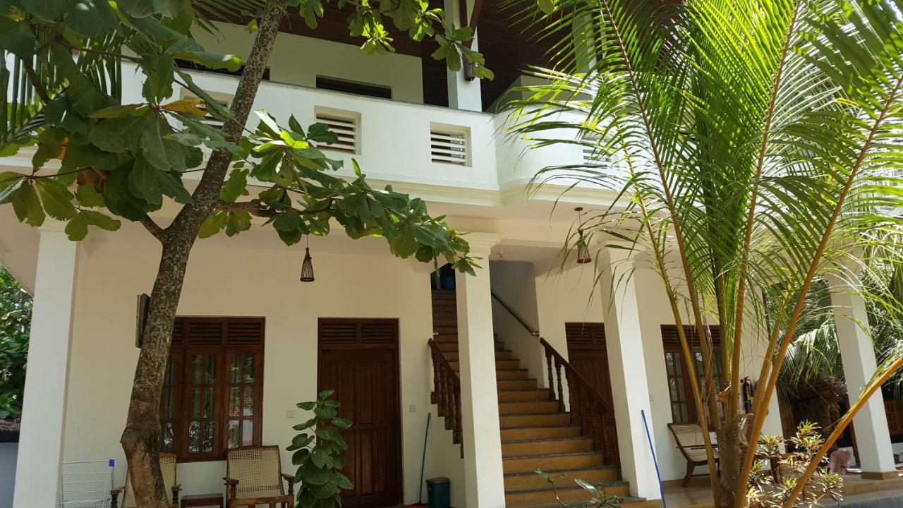 Galaxy Lounge Hotel Arugam Bay Buitenkant foto
