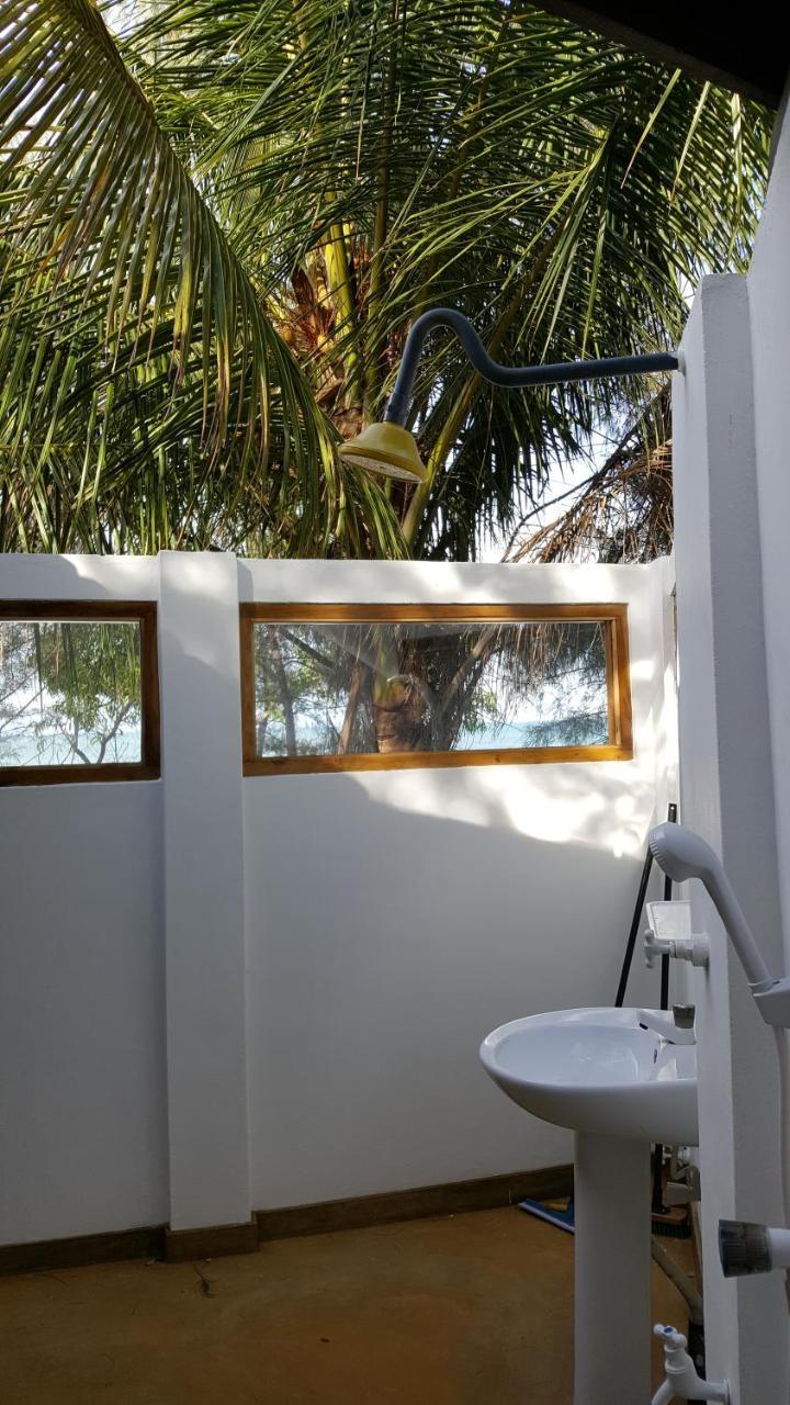 Galaxy Lounge Hotel Arugam Bay Buitenkant foto
