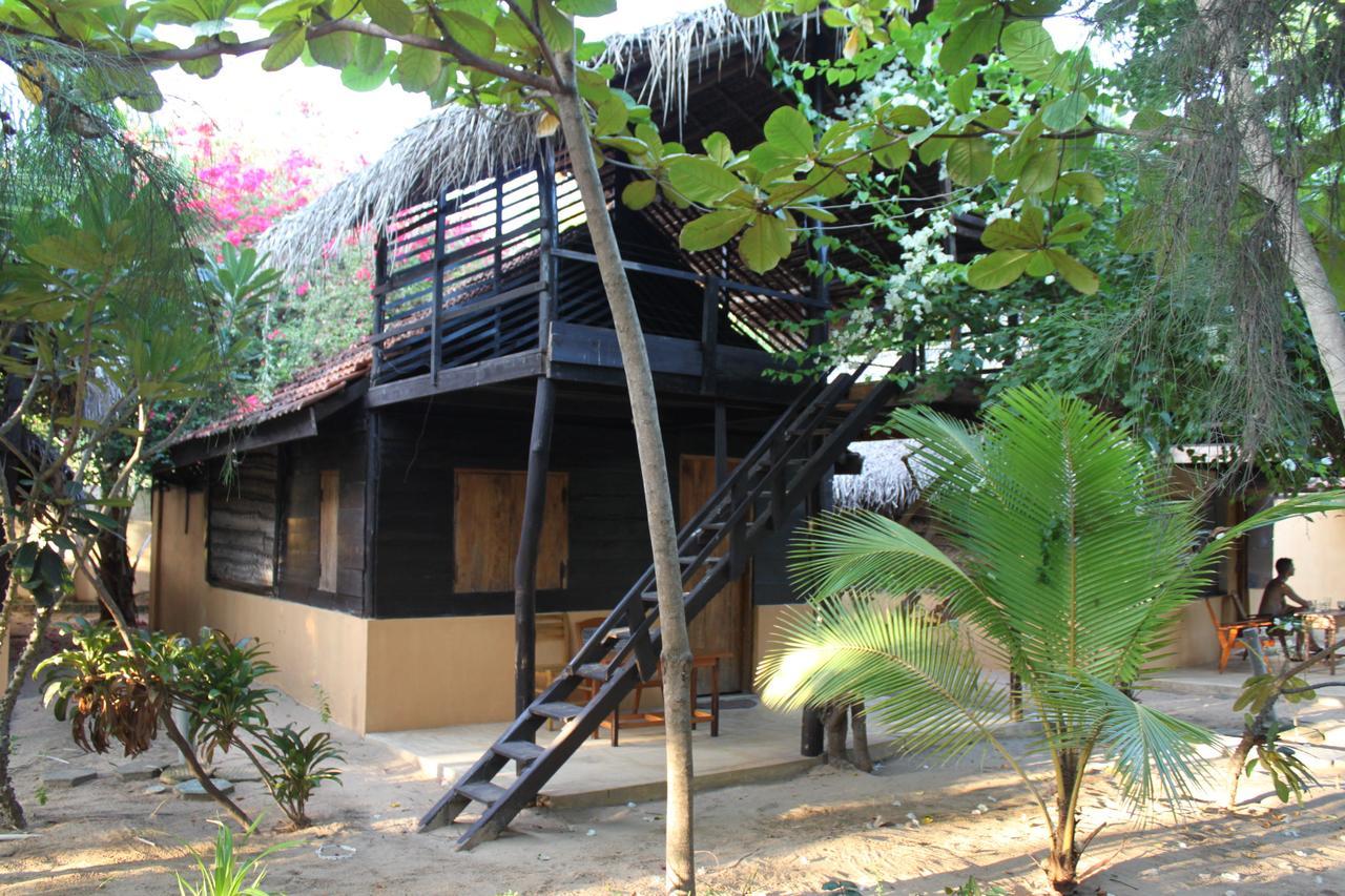 Galaxy Lounge Hotel Arugam Bay Buitenkant foto