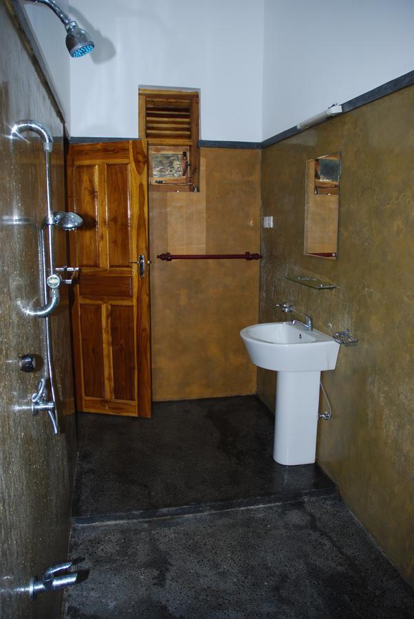 Galaxy Lounge Hotel Arugam Bay Buitenkant foto