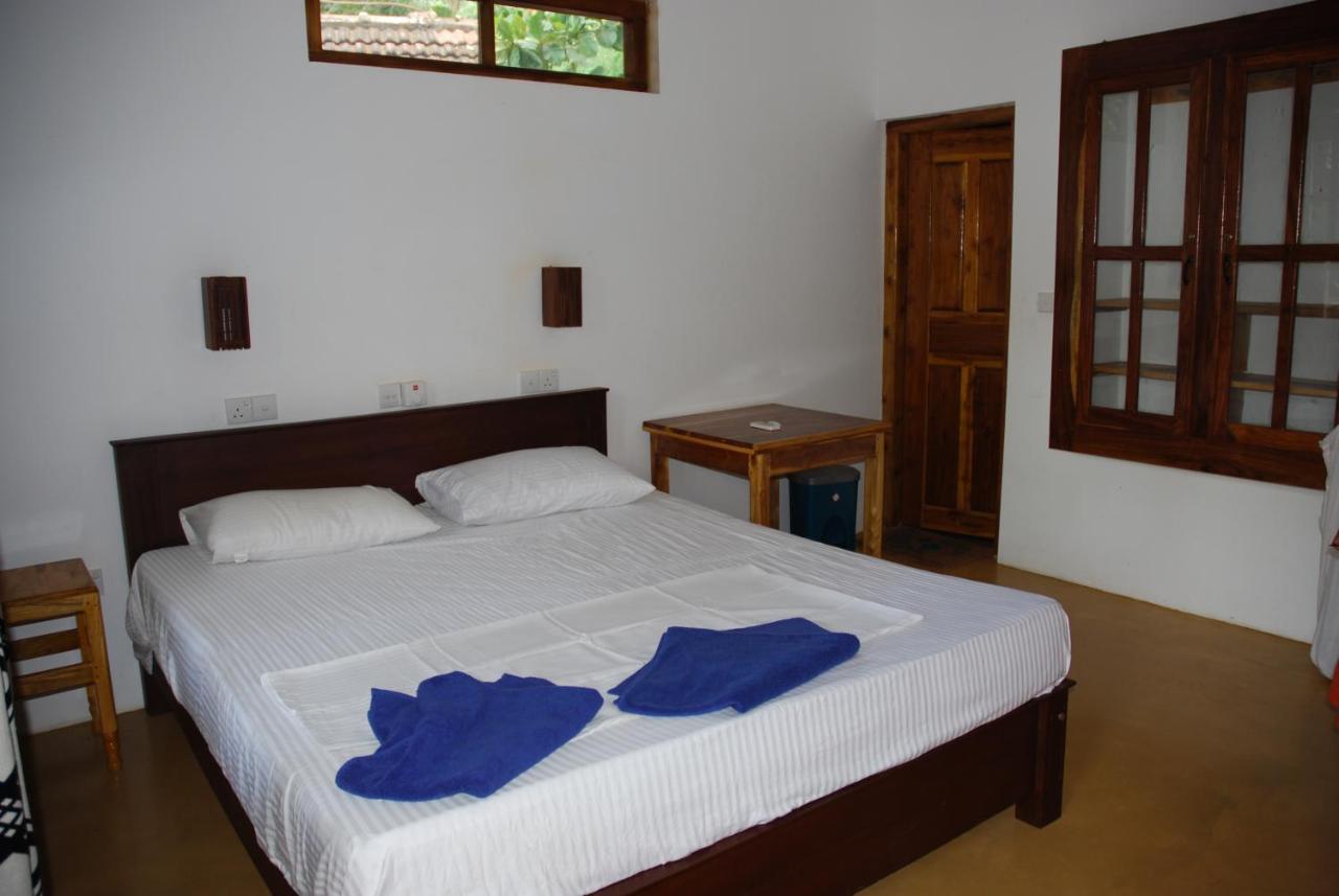 Galaxy Lounge Hotel Arugam Bay Buitenkant foto