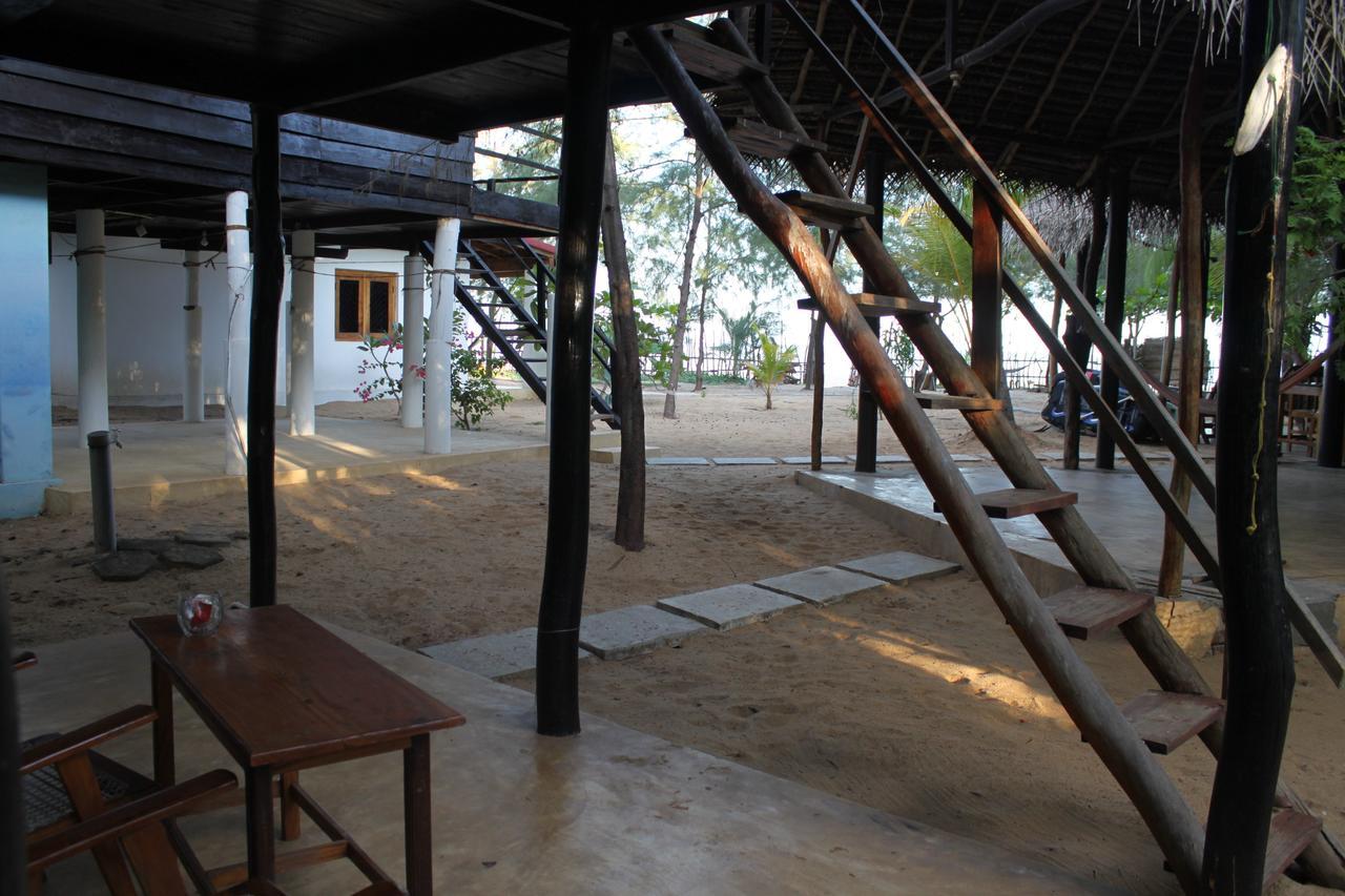 Galaxy Lounge Hotel Arugam Bay Buitenkant foto