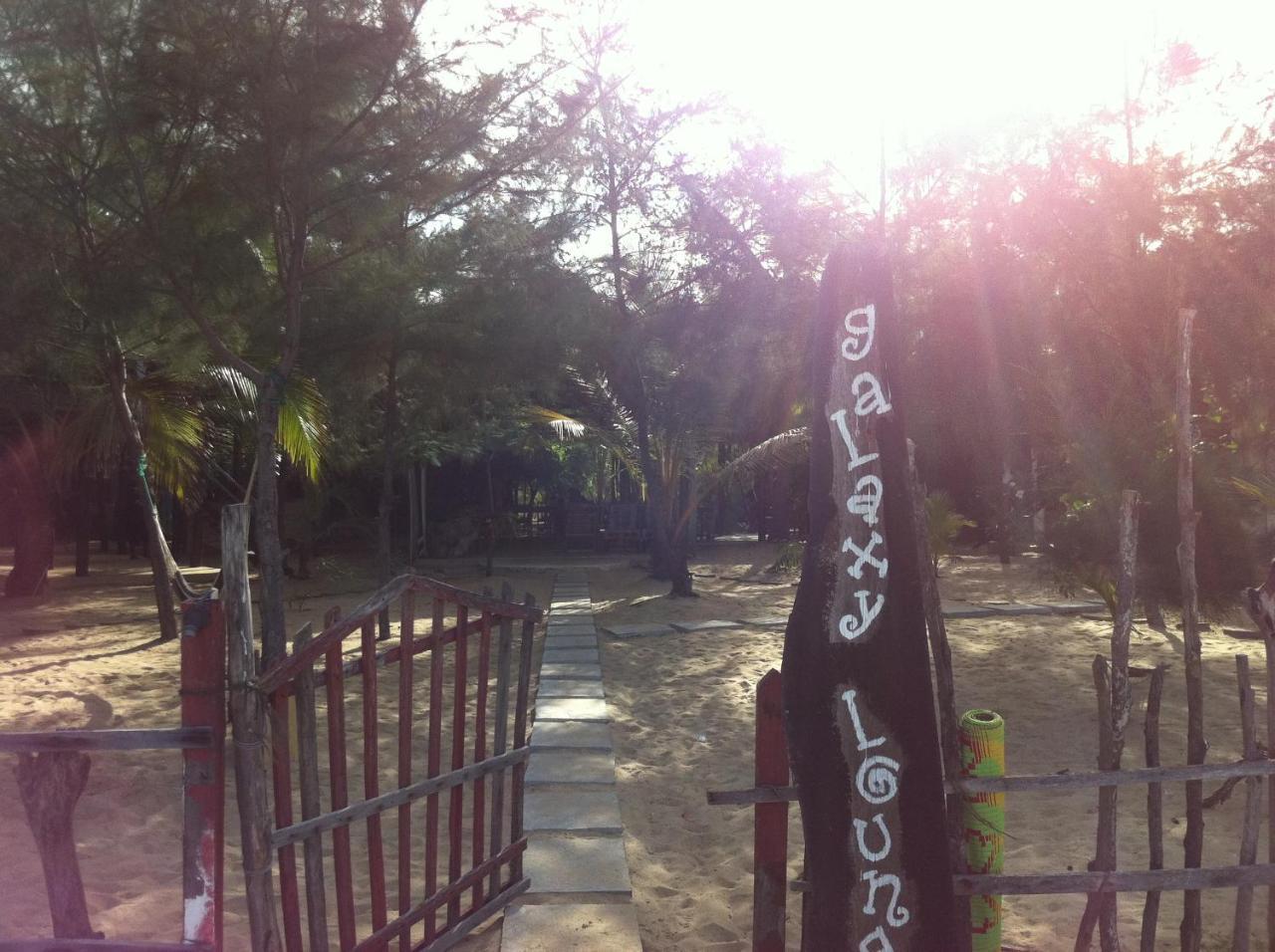 Galaxy Lounge Hotel Arugam Bay Buitenkant foto