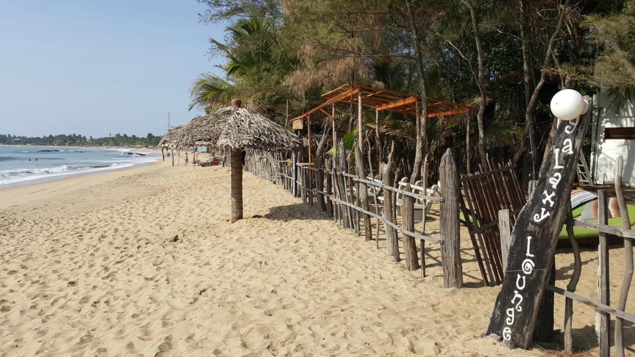 Galaxy Lounge Hotel Arugam Bay Buitenkant foto