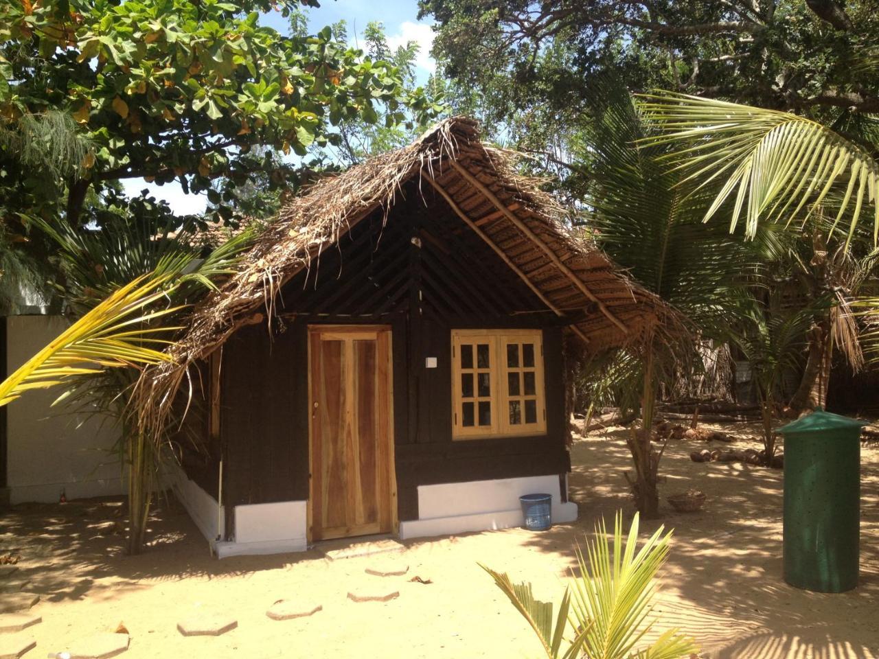 Galaxy Lounge Hotel Arugam Bay Buitenkant foto