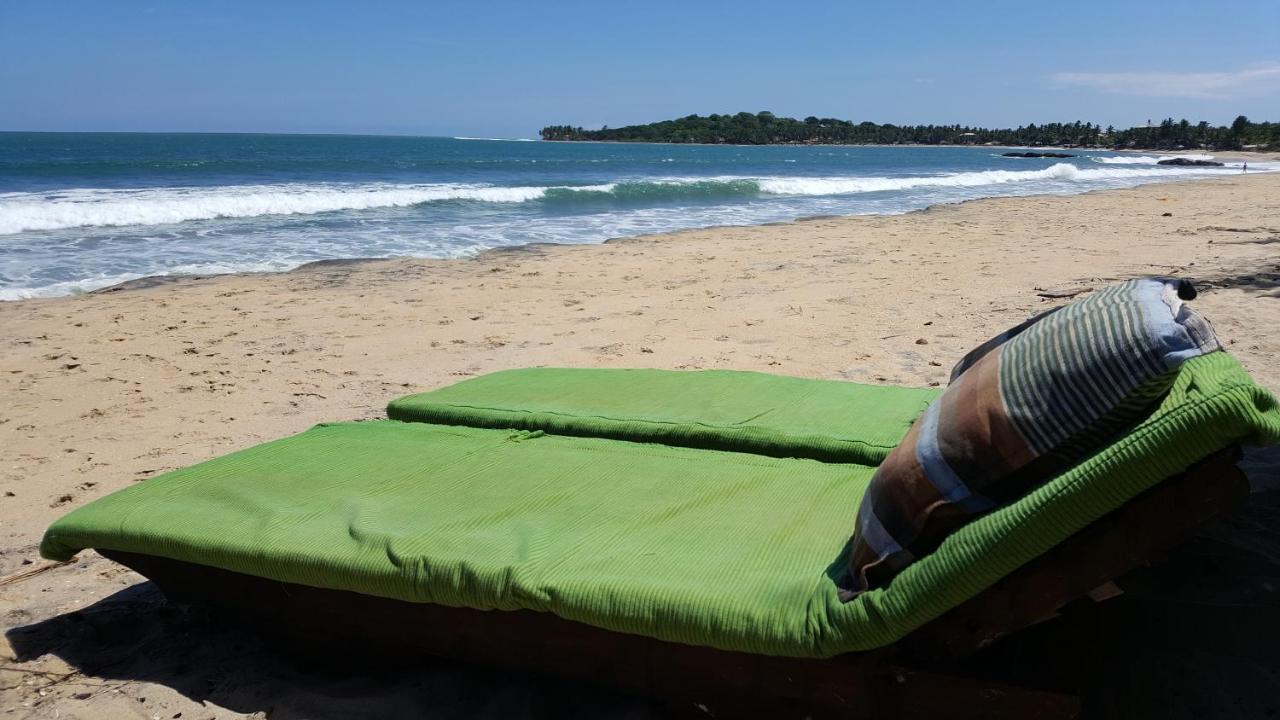 Galaxy Lounge Hotel Arugam Bay Buitenkant foto